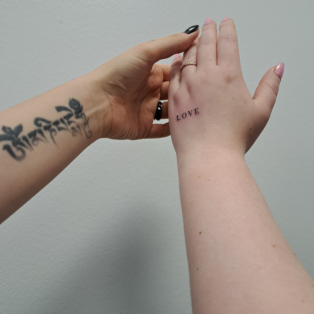 Kosketus tatuointia tehdessä